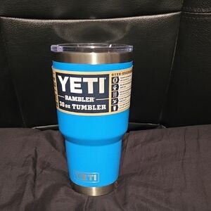YETI Rambler 30 oz Tumbler in Bright Wave Blue